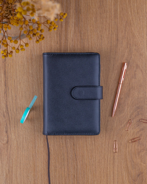 Refill – Týdenní kroužkový diář s vyměnitelnými listy 2027, černý, 12,5 x 19 cm