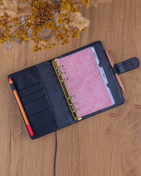 Refill – Týdenní kroužkový diář s vyměnitelnými listy 2027, černý, 12,5 x 19 cm