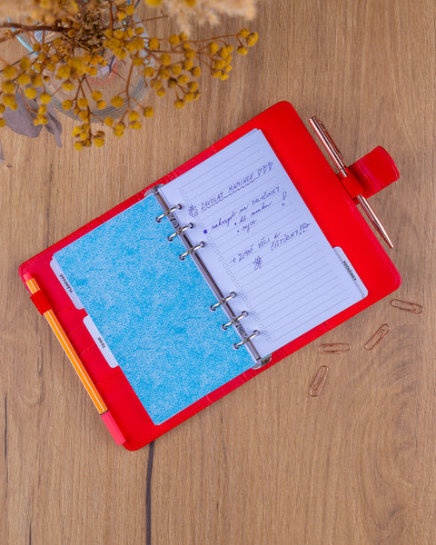 Refill – Týdenní kroužkový diář s vyměnitelnými listy 2027, sytě červený, 12,5 x 19 cm