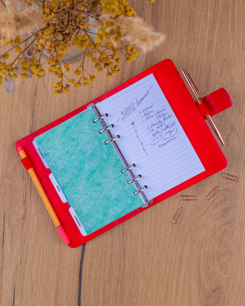 Refill – Týdenní kroužkový diář s vyměnitelnými listy 2027, sytě červený, 12,5 x 19 cm
